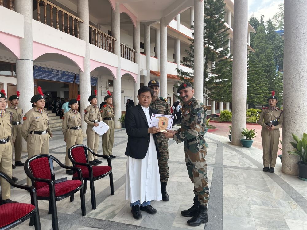 Col Manjeet Katoch, Commanding Officer handing over the a certificate, memento and cash prize.